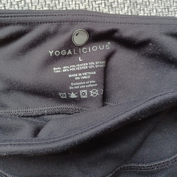 Cropped Capri tights with mesh cut outs - Picture 3 of 5